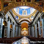 바티칸 시국과 세계 가톨릭 교회 - A grand panoramic view of St. Peter&rsquo;s Basilica in Vatican City during a clear sunny day, showcasing ...